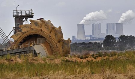 Bald Ende Gelände? Schaufelradbagger nahe dem Hambacher Forst (2... Bald Ende Gelände? Schaufelradbagger nahe dem Hambacher Forst (2...