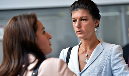 Sevim Dagdelen (l.) und Sahra Wagenknecht sehen weniger positive...