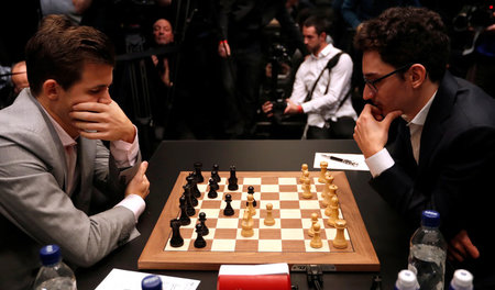 Der nächste Zug will wohlüberlegt sein: Magnus Carlsen (l.) und ...