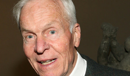 Finanziert in seiner Freizeit rechte Parteien und Organisationen...