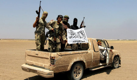 Kriegsverbrechen, finanziert von den USA: Islamisten nach dem Ab...