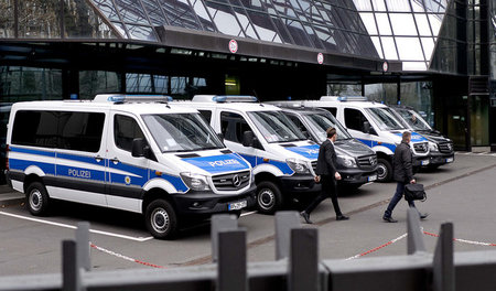 Unangekündigter Besuch: Polizeifahrzeuge vor der Konzernzentrale...