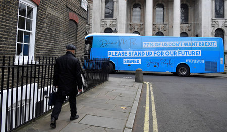 Werbung zum Bleiben: Auf einem Bus wird eine erneute Abstimmung ...