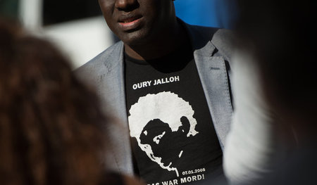 Mouctar Bah von der Initiative in Gedenken an Oury Jalloh mit de...