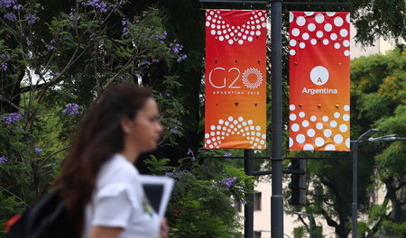 Ein Banner in Buenos Aires kündet vom G-20-Gipfel