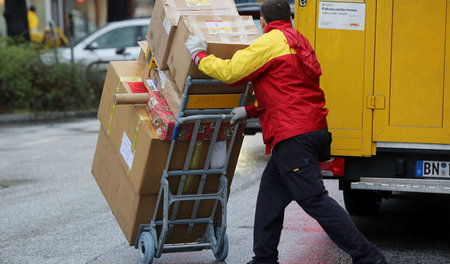 Drei Minuten für eine Lieferung: Ein Paketbote der Post in Hambu...