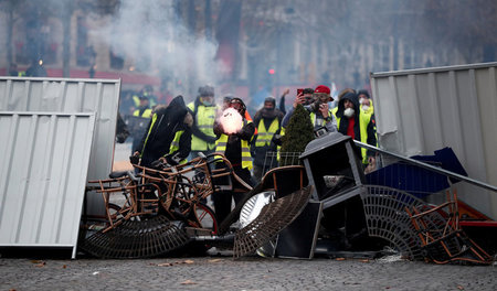 Barrikaden gegen Macron: Protestierende der »Gelbwesten«-Bewegun...