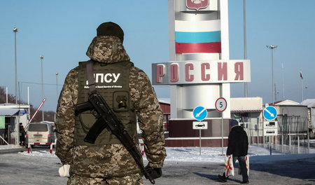 Durchgang verweigert: Ukrainischer Grenzsoldat am Übergang Gopto...