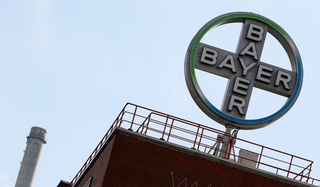 Konzernlogo über dem Bayer-Werk Wuppertal Konzernlogo über dem Bayer-Werk Wuppertal