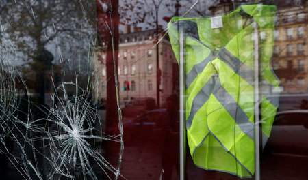 Die »Gilets jaunes« sind das Symbol der Proteste in Frankreich (... Die »Gilets jaunes« sind das Symbol der Proteste in Frankreich (...