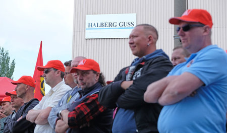 Haben sich nicht unterkriegen lassen: Streikende »Halberger« vor... Haben sich nicht unterkriegen lassen: Streikende »Halberger« vor...