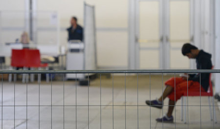 Wartender Flüchtling im Herbst 2015 in der Registrierungsstelle ... Wartender Flüchtling im Herbst 2015 in der Registrierungsstelle ...