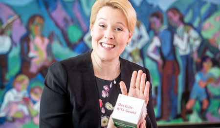 Zu früh gefreut? Ministerin Franziska Giffey (SPD) präsentiert s... Zu früh gefreut? Ministerin Franziska Giffey (SPD) präsentiert s...