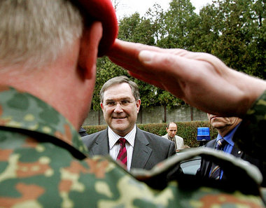 Zu Befehl, Herr Minister Zu Befehl, Herr Minister