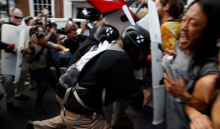 Weiße Nationalisten und Gegendemonstranten (Charlottesville, 12....