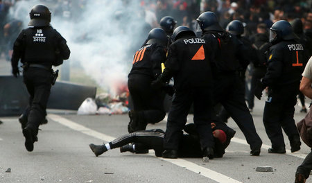 Gewalt im Auftrag des Staates: Polizisten attackieren G-20-Gegne...