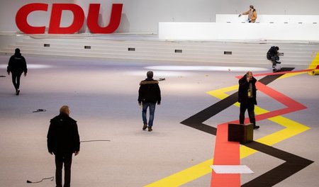 Vorbereitungen laufen: Hamburger Messehalle vor dem CDU-Parteita...