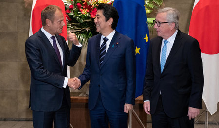 Deal: Japans Premier Shinzo Abe (M.) mit EU-Ratspräsident Donald...