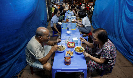 Frisch und lecker: In Hanoi wird vielerorts die traditionelle Ph...