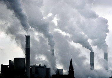 Braunkohlebetriebene Klimakiller des Energiekonzerns RWE, hier d...