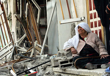 Obdachlos in Gaza – eine Palästinenserin am Montag vor den Trümm...
