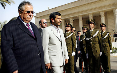 Ahmadinedschad (Mitte) wurde von Talabani (l.) in Bagdad am Mont...