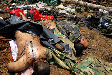 Tote FARC-Guerilleros – im Schlaf überrascht und von der kolumbi...