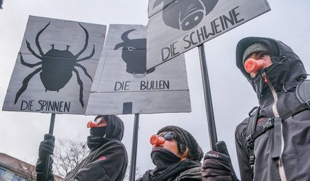 Die Verschärfung der Polizeigesetze geht vielen tierisch auf den... Die Verschärfung der Polizeigesetze geht vielen tierisch auf den...