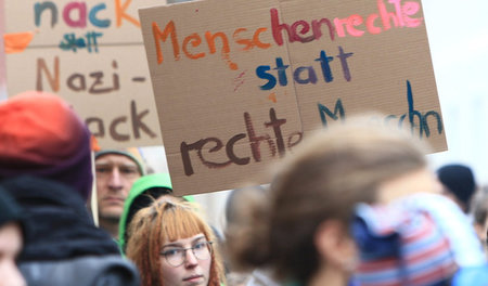 Genügend Gründe, auf die Straße zu gehen: Protest gegen Neonazis... Genügend Gründe, auf die Straße zu gehen: Protest gegen Neonazis...