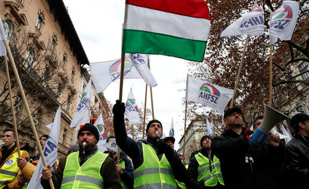 Pfeifkonzert und »Gelbwesten« auf Budapests Straßen: Gewerkschaf... Pfeifkonzert und »Gelbwesten« auf Budapests Straßen: Gewerkschaf...