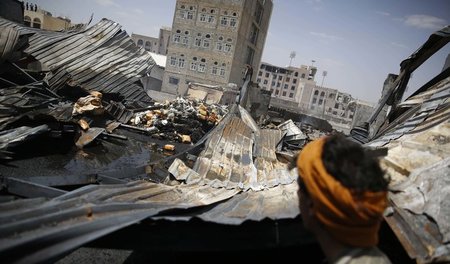 Eine Schokoladenfabrik, die durch einen von Saudi-Arabien geführ...