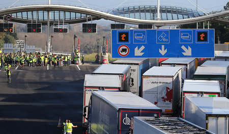 Straßenblockade auf der Autobahn in Biarritz im Südwesten Frankr...