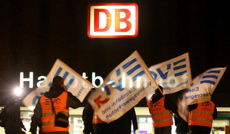 Züge bleiben im Depot: EVG-Beschäftigte bei einem früheren Ausst... Züge bleiben im Depot: EVG-Beschäftigte bei einem früheren Ausst...