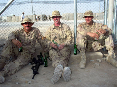 Drei kanadische Soldaten beim Posieren in Afghanistan. Die Reali... Drei kanadische Soldaten beim Posieren in Afghanistan. Die Reali...
