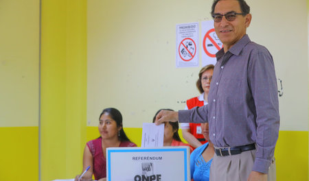 Perus Präsident Martin Vzicarra während des Referendums in Lima ...