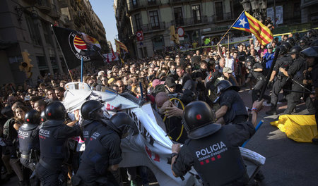 Polizisten gehen in Barcelona gegen Demonstranten vor, die sich ...