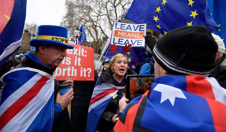 »Brexit«-Befürworter und -Gegner am Montag vor dem Parlament in ...