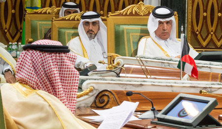 Der saudische König Salman (M.) und der katarische Staatsministe...