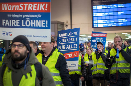 Beschäftigte der Bahn traten am Duisburger Hauptbahnhof in den A...