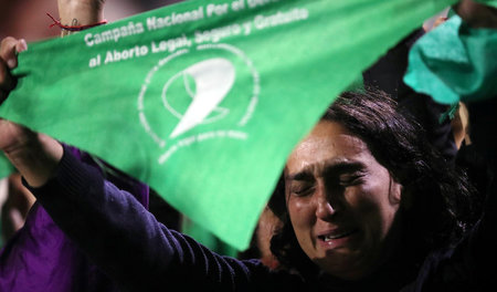Protest mit Tradition: Eine Frau trägt bei einer Demonstration i...