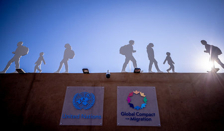 Marrakesch am Montag: Ein Aufsteller mit Pappfiguren, die Migran...