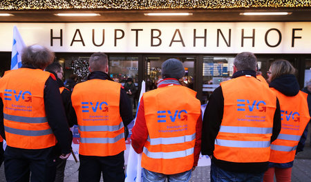 Den Takt gibt derzeit die EVG vor: Streikende in Düsseldorf am M...