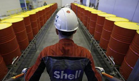 Ein Arbeiter von Royal Dutch Shell in der russischen Stadt Twer ...