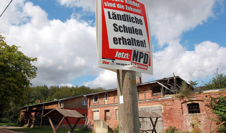 NPD-Wahlplakat im Dorf Jamel bei Wismar, das etwa zur Hälfte von...