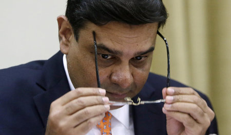 Gibt dem politischen Druck nach: Jetzt Exzentralbankchef Urjit P...