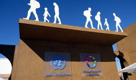 Marrakesch am Sonntag: Ein Aufsteller mit Pappfiguren, die Migra...