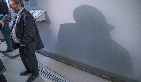 Der AfD-Abgeordnete Ralph Weber im Gespräch mit Medienvertretern...