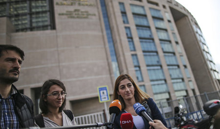 Mesale Tolu im Oktober vor einem Gerichtstermin in Istanbul