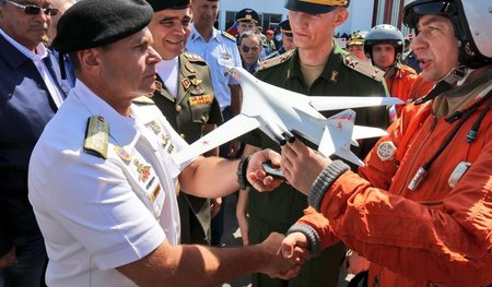 Ein Modellflugzeug für Venezuelas Luftwaffenkommandeur Remigio C...