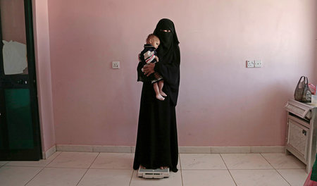 Eine 25jährige Jemenitin mit ihrem kleinen Sohn am 13. Februar i...